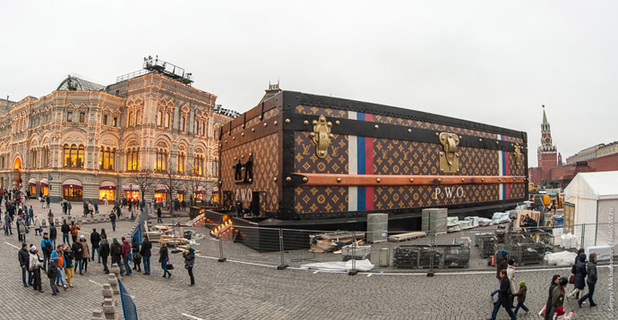 LV suitcase occupies Moscow's Red Square[4]